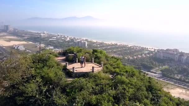 Luchtfoto paar staat op een heuvel hoogste observatie dek — Stockvideo