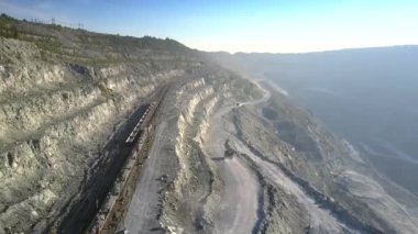 Damperli Kamyon Yük treni harekete paralel olarak çeşitli adımlar