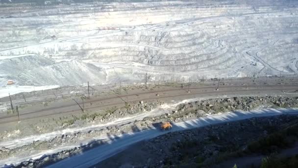 carrière d'amiante aérienne terrasses à gradins ensoleillées avec chemins de fer 