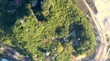 drone tapınak binaları yeşil Hill Road üzerinde asılı