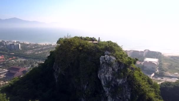 Flycam elimina de colina cubierta de observación superior con la gente — Vídeo de stock