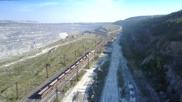 Bovenste deelvenster lege goederentrein op spoorlijn op asbest steengroeve — Stockvideo