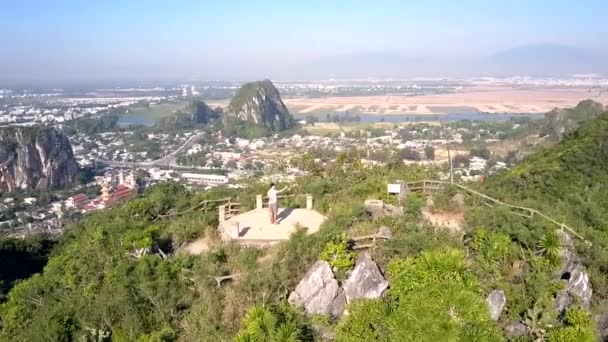 Pareja vista superior tomar fotos en el suelo en la cima de la montaña — Vídeo de stock