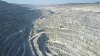 Hava panorama cascade asbest taş ocağı ve ekskavatör