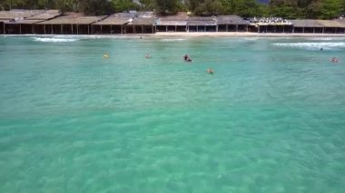 FlyCAM surfboard beach karşı yatan kız yaklaşımlar