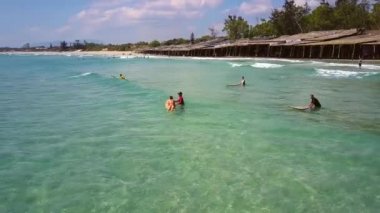 sörfçü yeni başlayanlar tren beach yakınındaki dalgalar ile mücadele