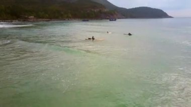 sörfçü yeni başlayanlar beach yakınındaki dalgaları yakalamaya çalışın