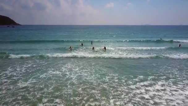 Motie van strand golven met surfers te openen van de Oceaan — Stockvideo