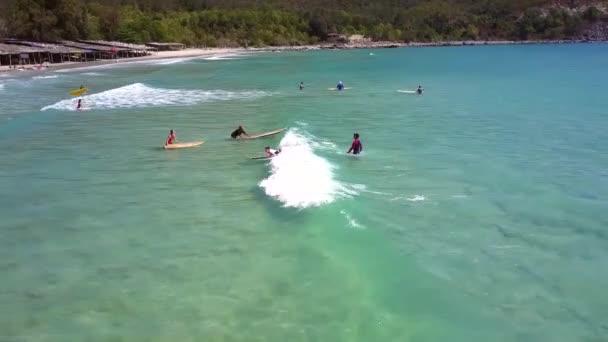 Stijgende ocean wave trekt surfer beginner naar strand — Stockvideo