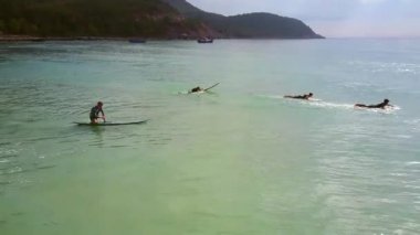 sörfçü yeni başlayanlar surfboards elleriniz ve yelken kürek