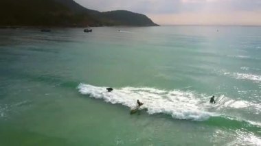 sörfçü kız dalgalar kumsalda yakalamak üzerinden hareket