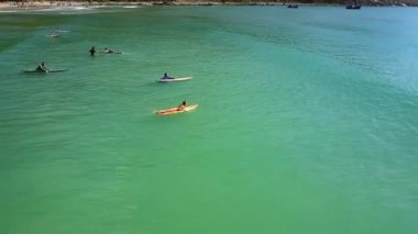 Genç kız gemide duran dalgalar sörf için tren 