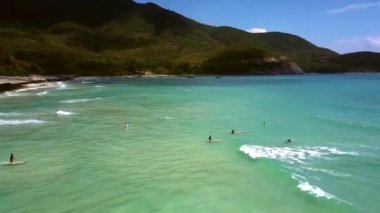 Kamera izler sörfçü dalgaları sürme ve okyanus açmak için