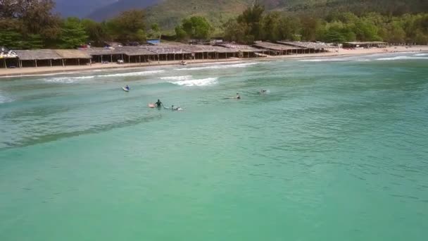 Agradável paisagem mar azul e surfistas em ondas calmas — Vídeo de Stock