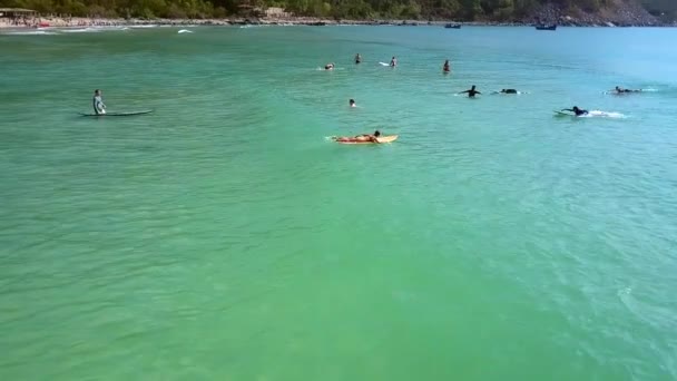 Chicos chicas tratar de surfear olas en mar abierto — Vídeos de Stock