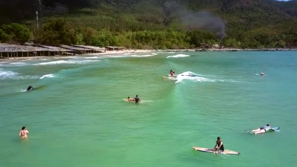 Vista aerea surfista principianti gambol sulle onde schiumose — Video Stock