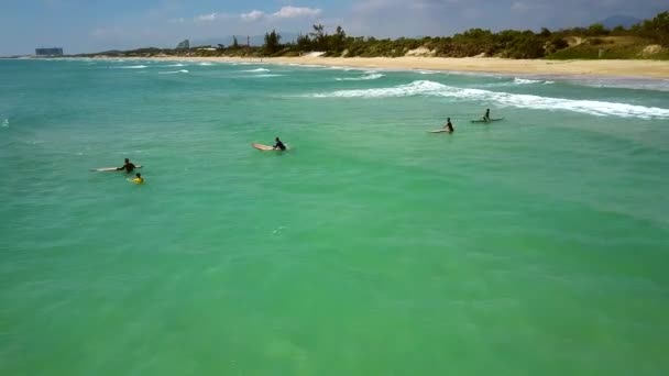 Κύματα ρολέτα surfers αυξάνεται flycam δείχνει Θαλασσογραφία — Αρχείο Βίντεο
