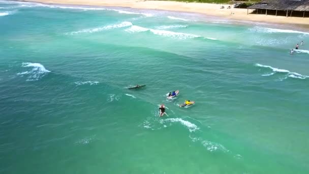Schöner Sandstrand am azurblauen Meer und Surfer auf Wellen — Stockvideo
