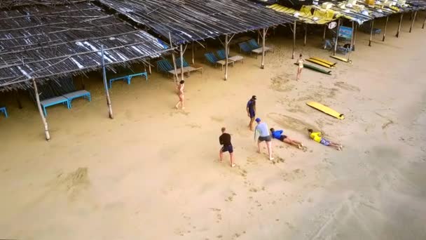 Mensen doen oefeningen op zand strand op surfen les — Stockvideo