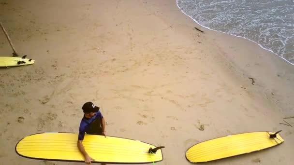 Vista da vicino allenatore prepara tavole da surf per gli studenti — Video Stock