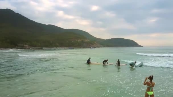 Surfistas colocar pranchas de surf em menina onda tira fotos — Vídeo de Stock