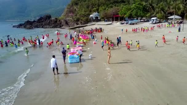 Bambini in età prescolare corrono verso l'oceano dalla spiaggia — Video Stock