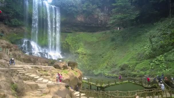 Turisté stojí na ochozu proti vodopád — Stock video
