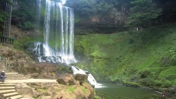 Turistas ficar no local de pedra por etapas assistir cachoeira — Vídeo de Stock
