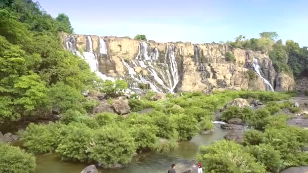 Toeristen lopen op rotsen horloge waterval Pongour — Stockvideo