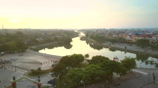 Ağaçlar ve Hoian gökyüzünde sunrising pürüzsüz nehir yansıtır — Stok video