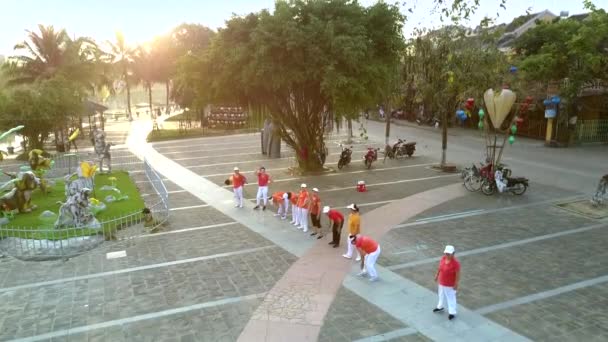 Mensen lopen over square na de training bij planten — Stockvideo