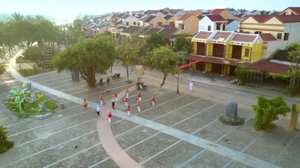 Sportler trainieren auf dem Hoian-Platz für Leistung — Stockvideo