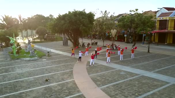 Senhoras seniores em vermelho e branco fazer exercícios em quadrado — Vídeo de Stock