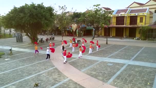 Senhoras seniores dançam com fãs na praça — Vídeo de Stock