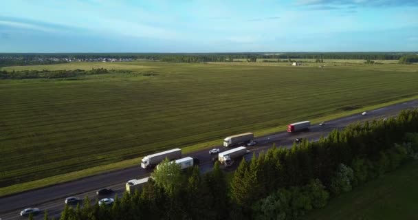 Övre Visa bilar kör runt trasig lastbil på väg — Stockvideo