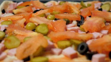 ağır çekim kadın lezzetli pizza domates koyar görünümü Kapat