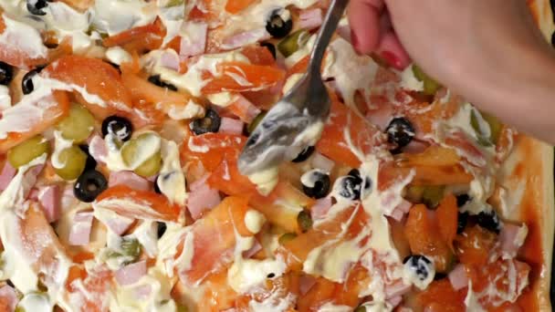 Sluit slowmotion meisje hand Hiermee mayo over pizza oppervlak — Stockvideo