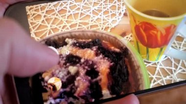 ağır çekim kız lezzetli pasta ve çay Kupası fotoğrafı çeker