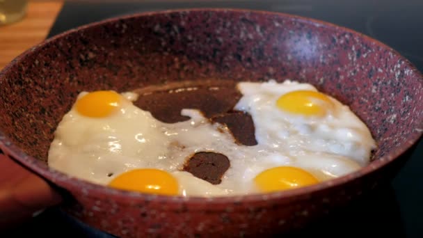 Slow motion woman lifts cap from pan with scrambled eggs — Stock Video