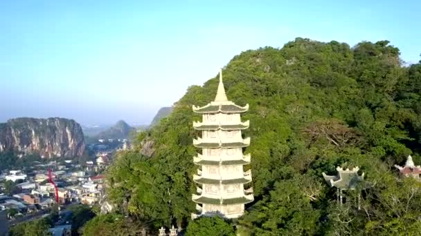Vue d'oiseau temple bouddhiste avec pagodes sur montagne — Video
