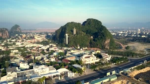鸟眼飞行在城市到寺庙宝塔在绿色小山 — 图库视频影像