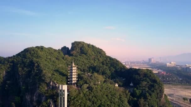 Câmera abaixa de topo da colina para pagode mostra elevador — Vídeo de Stock