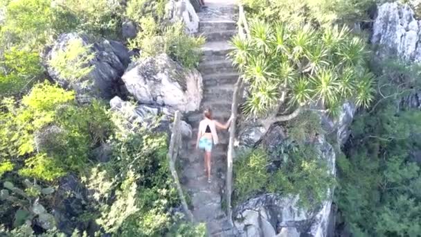 Movimento da menina no convés de observação para a visão geral da colina — Vídeo de Stock