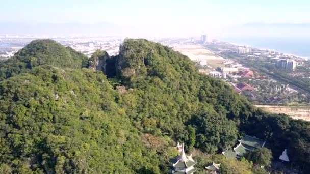 Volo sopra la pagoda al ponte di osservazione in cima alla collina con le persone — Video Stock