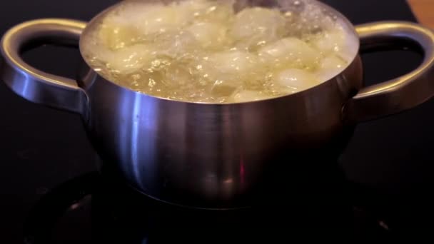 Closeup dumplings gekookt en geroerd met lepel in de pan — Stockvideo