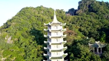 Tapınağı pagoda city karşı yeşil tepe üzerinde etrafında hareket
