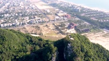 drone şehirde okyanus kıyısında yeşil tepenin üst taşınır 