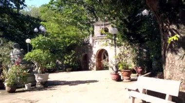 taş kemer için Saksı bitkiler ile Tapınak yard boyunca hareket