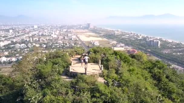 Aérea ronda movimiento chica fotos chico en mirador punto post — Vídeo de stock