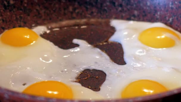 femme au ralenti couvre oeufs brouillés avec capuchon dans la casserole 